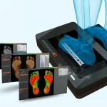 Especialista analizando la biomecánica de la pisada con tecnología 3D para optimizar la postura y reducir el dolor articular.