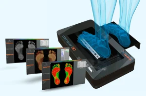 Especialista analizando la biomecánica de la pisada con tecnología 3D para optimizar la postura y reducir el dolor articular.