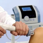 Especialista utilizando equipo de ondas de choque en San Juan de Lurigancho para estimular la regeneración natural y reducir inflamaciones.