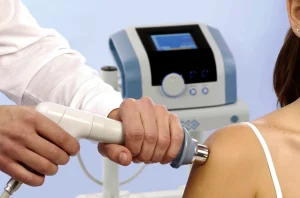 Especialista utilizando equipo de ondas de choque en San Juan de Lurigancho para estimular la regeneración natural y reducir inflamaciones.