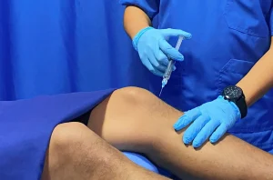 Aplicación de ácido hialurónico en Santa María Fisiomedic como parte del servicio de medicina regenerativa para reducir el dolor articular.