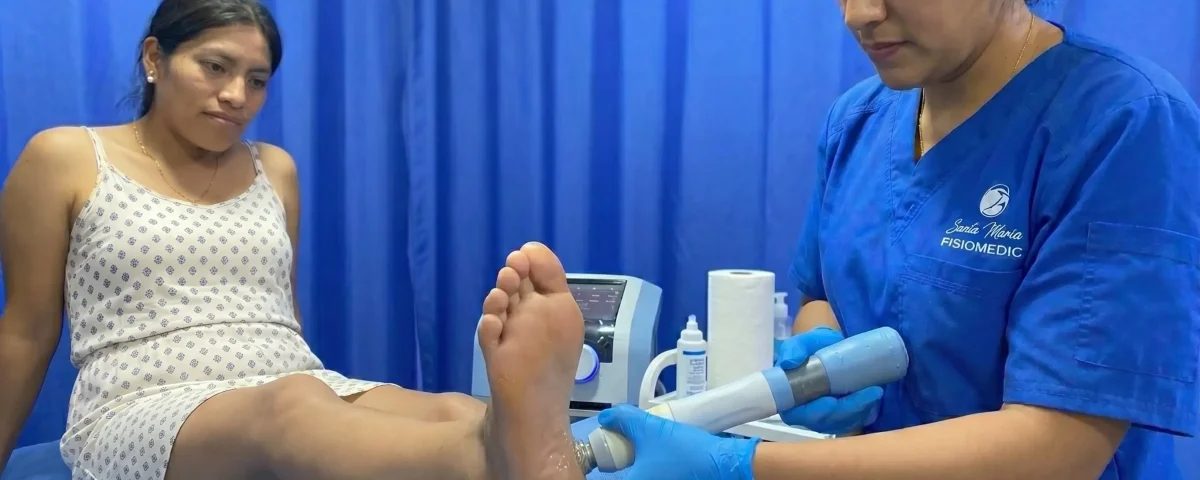 Dolor de fascitis plantar en talón y tratamiento integral en clínica de medicina física en San Juan de Lurigancho