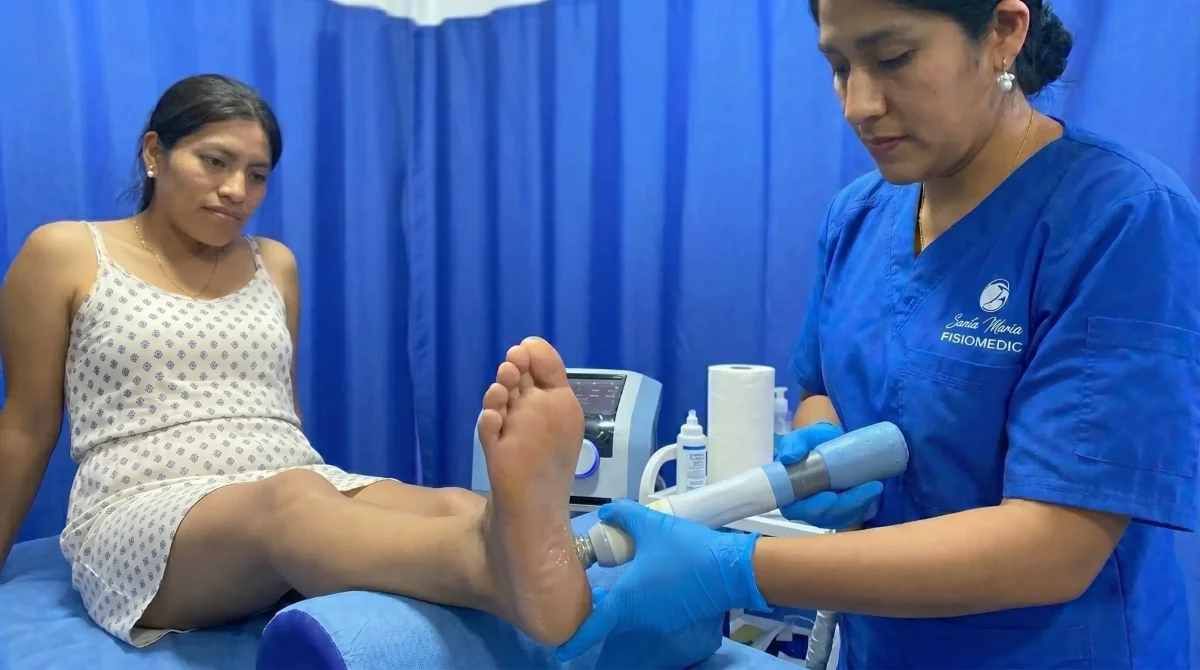 Dolor de fascitis plantar en talón y tratamiento integral en clínica de medicina física en San Juan de Lurigancho