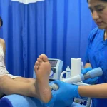 Dolor de fascitis plantar en talón y tratamiento integral en clínica de medicina física en San Juan de Lurigancho