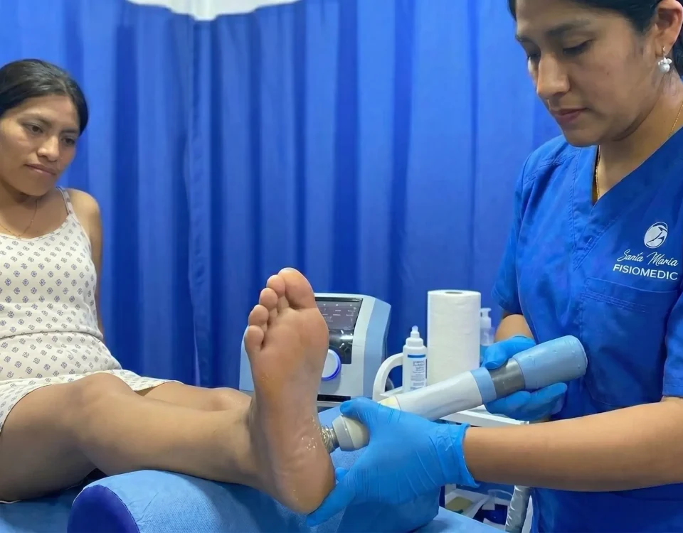 Dolor de fascitis plantar en talón y tratamiento integral en clínica de medicina física en San Juan de Lurigancho