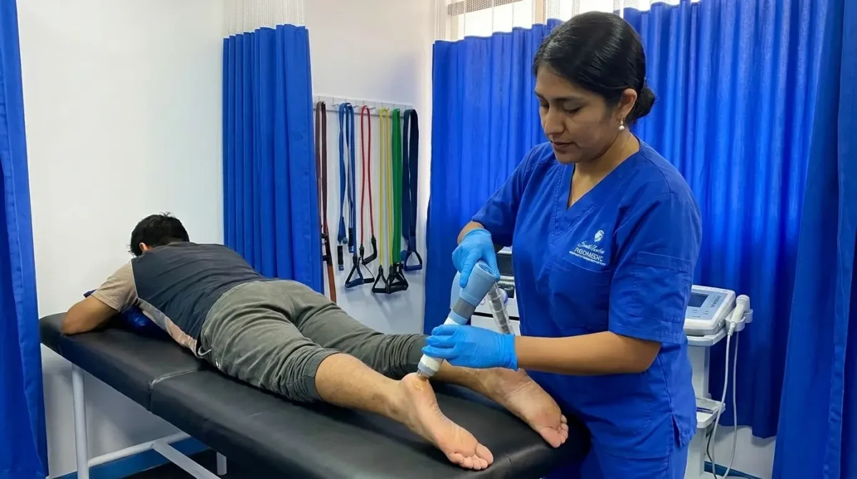 Terapia de ondas de choque para tendinitis del tendón de Aquiles guiada por ecografía en San Juan de Lurigancho