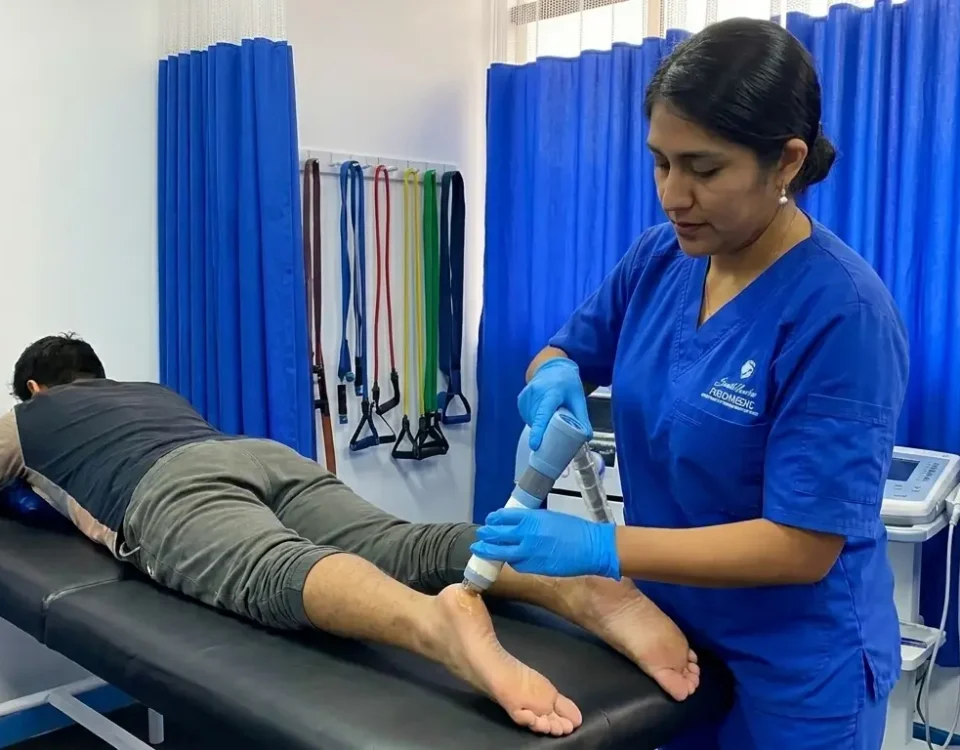 Terapia de ondas de choque para tendinitis del tendón de Aquiles guiada por ecografía en San Juan de Lurigancho