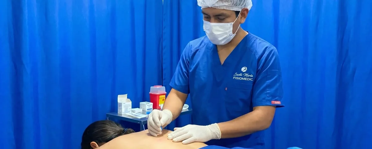 Punción seca para desactivar puntos gatillo musculares en clínica de medicina física en San Juan de Lurigancho