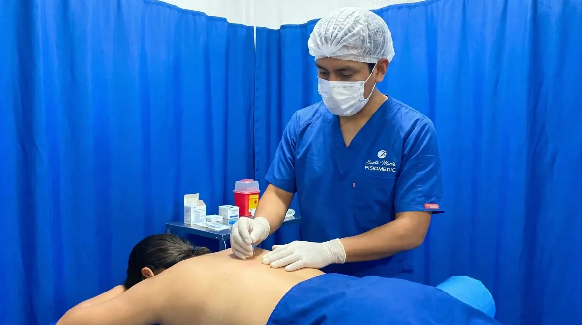 Punción seca para desactivar puntos gatillo musculares en clínica de medicina física en San Juan de Lurigancho