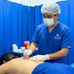 Punción seca para desactivar puntos gatillo musculares en clínica de medicina física en San Juan de Lurigancho