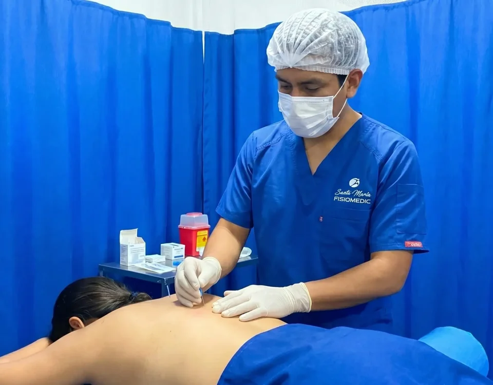 Punción seca para desactivar puntos gatillo musculares en clínica de medicina física en San Juan de Lurigancho