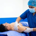 Evaluación y tratamiento de tendinitis del manguito rotador en hombro en clínica de medicina física en San Juan de Lurigancho